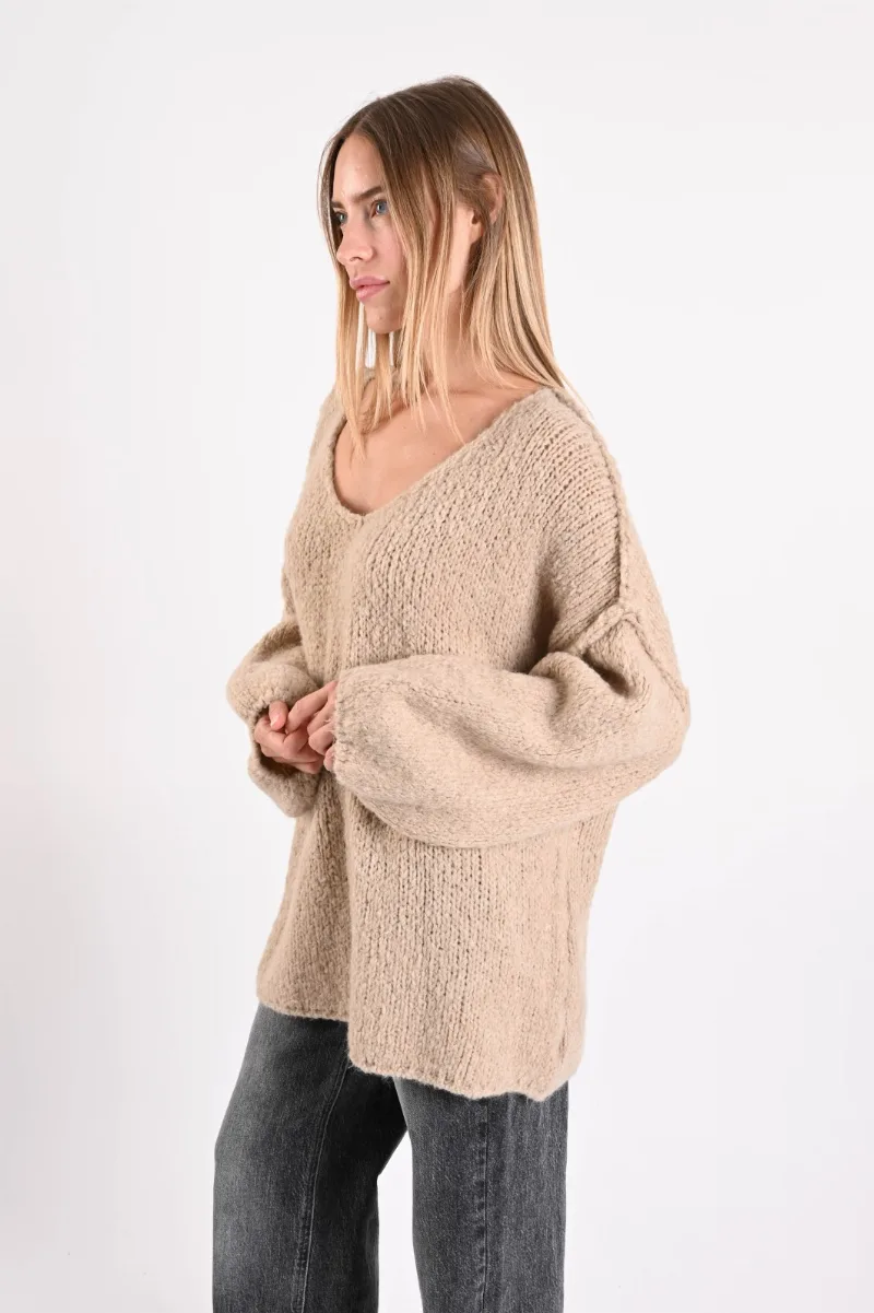 Měkký oversize svetr se širokým výstřihem